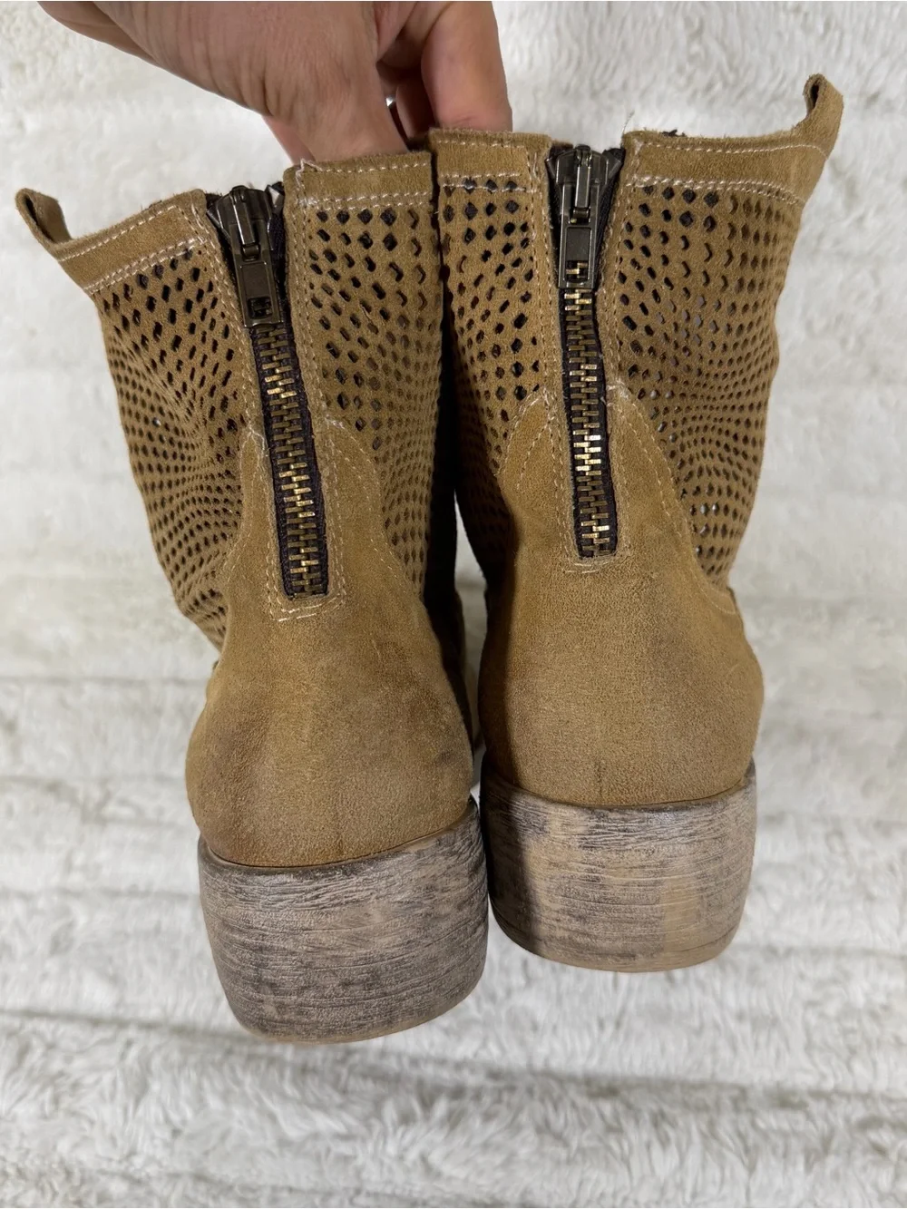 Sundance womens 40 Tan Greta Suede Perforated Leather Distressed Ankle Boot zip